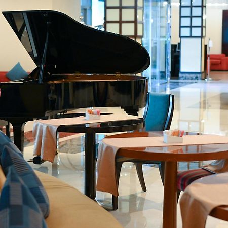 City Seasons Hotel & Suites Muskat Bagian luar foto