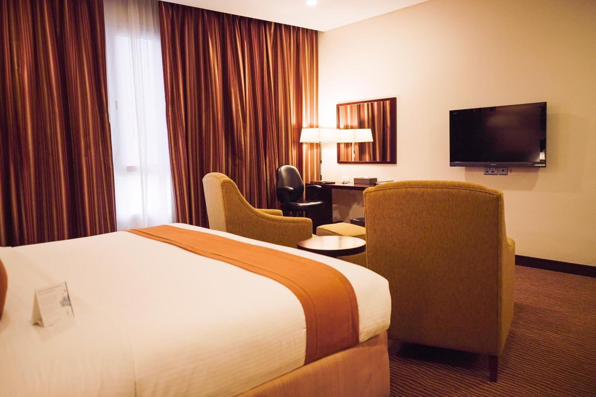 City Seasons Hotel & Suites Muskat Bagian luar foto