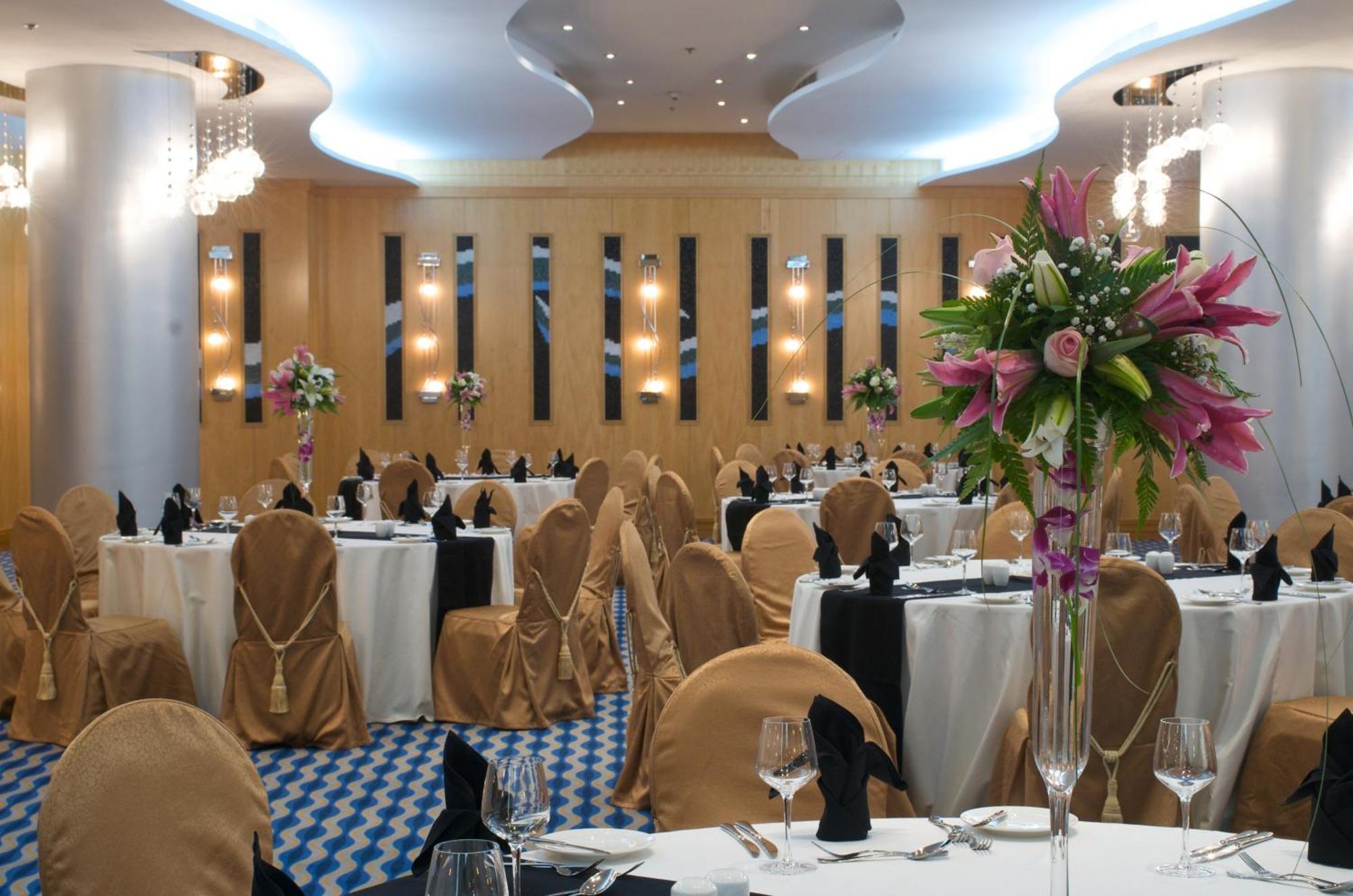 City Seasons Hotel & Suites Muskat Bagian luar foto